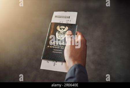 Das ist wichtig, ich brauche es, um die Welt zu sehen. POV-Foto eines unbekannten Mannes mit Pass und Bordkarte am Flughafen. Stockfoto