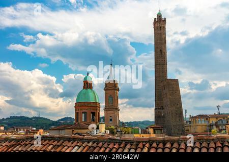 Die schiefen Türme Garisenda und Asinelli mit der Kirche Santi Bartolomeo und Gaetano in der historischen Altstadt, Bologna, Emilia - Romagna, Italien Stockfoto