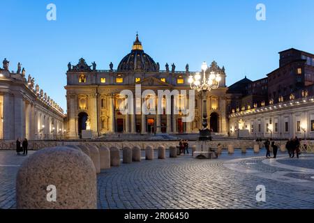 Leute vor der St. Petersdom im Abendlicht, Rom, Latium, Italien Stockfoto