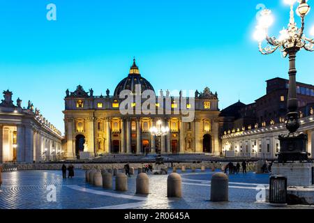 Leute vor der St. Petersdom im Abendlicht, Rom, Latio, Italien vor dem Petersdom im Abendlicht, Rom, Latium, Italien Stockfoto