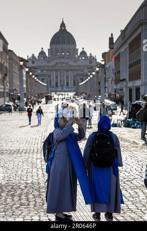 Zwei Nonnen auf der Via della Conciliazione nach St. Petersdom, Rom, Latium, Italien Stockfoto