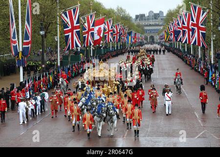 LONDON, ENGLAND - MAI 06: Die Militärozession, die größte ihrer Art seit der 1953. Krönung Ihrer Majestät Königin Elizabeth II., geht während der Krönung von König Karl III. Und Königin Camilla am 06. Mai 2023 in London, England, die Mall hinunter in Richtung Buckingham Palace. Die Krönung Karls III. Und seiner Frau Camilla als König und Königin des Vereinigten Königreichs Großbritannien und Nordirland und der anderen Commonwealth-Reiche findet heute in Westminster Abbey statt. Karl trat am 8. September 2022 auf den Thron, nach dem Tod seiner Mutter, Elizabeth II. (MB-Medien) Stockfoto