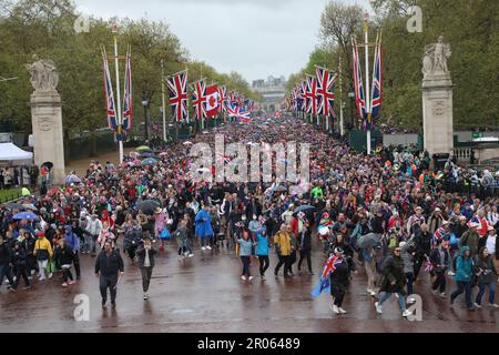 LONDON, ENGLAND - MAI 06: Besucher der Mall am Tag der Krönung von König Charles III., in London, Großbritannien, am Samstag, den 6. Mai, 2023. Es wird erwartet, dass die Veranstaltung eine dauerhafte britische Soft Power zur Schau stellt, während etwa 2.000 Würdenträger, spirituelle Führer und Berühmtheiten zuschauen, wobei Tausende auf Londons Straßen versammelt sind und Millionen weitere aus der ganzen Welt zuhören. (MB-Medien) Stockfoto