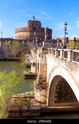 Touristen in Castel Sant'Angelo und Aelius-Brücke über den Tiber, UNESCO-Weltkulturerbe, Rom, Latium, Italien, Europa Stockfoto