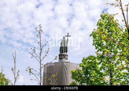 Denkmal für Wolodymyr den Großen im Kiew-Park, Monat Mai. Stockfoto