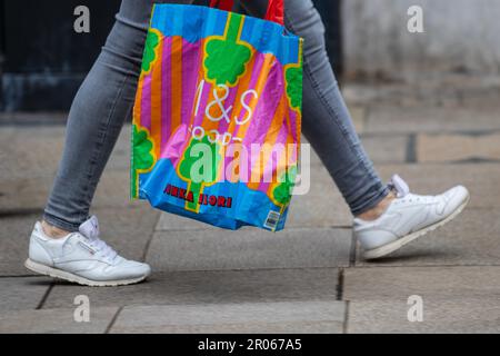 Regenbogenfarbene M&S Marks und Spencer Lebensmitteltasche Stockfoto