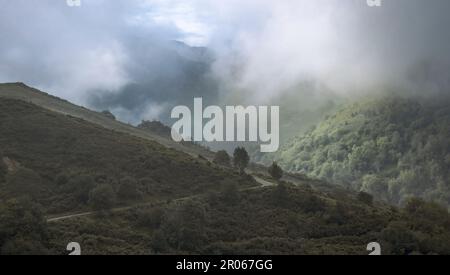 Sturmwolken über rollenden Hills.in Asturien, Spanien Stockfoto