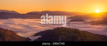 Wolkenmeer über dem Sant Antoni Reservoir bei Sonnenuntergang, Pobla de Segur, Katalonien Stockfoto