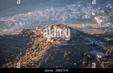 Blick aus der Vogelperspektive auf das Dorf Claverol bei Sonnenuntergang, Katalonien Stockfoto