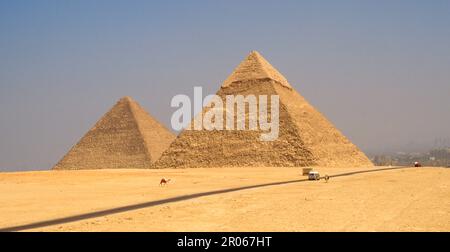 Die Pyramide von Gizeh in Ägypten ist die Heimat der Großen Pyramide, der Pyramide von Chephren und der Pyramide von Menkaure, zusammen mit den damit verbundenen Pyramiden. Stockfoto