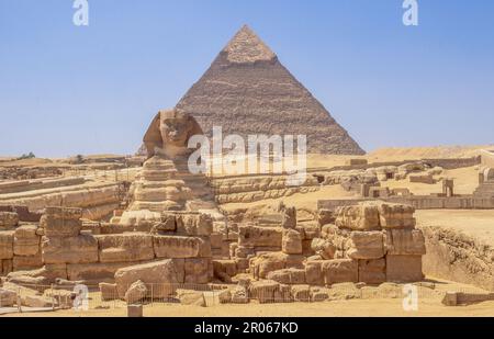 Die große Sphinx ist die älteste bekannte monumentale Skulptur in Ägypten. Es wurde vor mehr als 4.500 Jahren erbaut, um die Pyramide von Chephren in Gizeh zu bewachen. Stockfoto