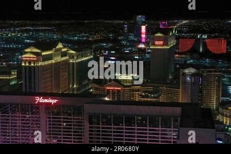 Das Flamingo Las Vegas Hotel and Casino und Caesars Palace auf dem Strip in Las Vegas, Nevada, USA, bieten einen fantastischen Blick bei Nacht. Stockfoto
