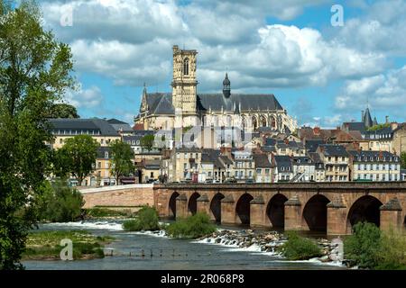 Nevers. Die Brücke von Loire. Blick auf die Stadt und die Kathedrale Saint-Cyr und Sainte-Julitte. Abteilung Nievre. Bourgogne Franche Comté. Frankreich Stockfoto