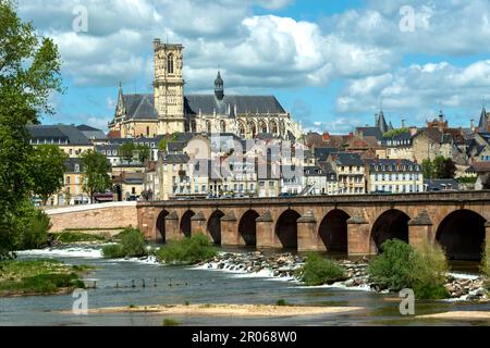 Nevers. Die Brücke von Loire. Blick auf die Stadt und die Kathedrale Saint-Cyr und Sainte-Julitte. Abteilung Nievre. Bourgogne Franche Comté. Frankreich Stockfoto