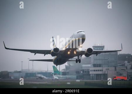 Cork Airport, Cork, Irland. 07. Mai 2023. Eine Ryanair Boeing 737 rast vor Sonnenaufgang die Startbahn hinunter und fährt an einem nebeligen Morgen vom Flughafen Cork, Cork, Irland nach Manchester. David Creedon/Alamy Live News Stockfoto