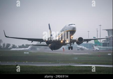 Cork Airport, Cork, Irland. 07. Mai 2023. Eine Ryanair Boeing 737 rast vor Sonnenaufgang die Startbahn hinunter und fährt an einem nebeligen Morgen vom Flughafen Cork, Cork, Irland nach Manchester. David Creedon/Alamy Live News Stockfoto