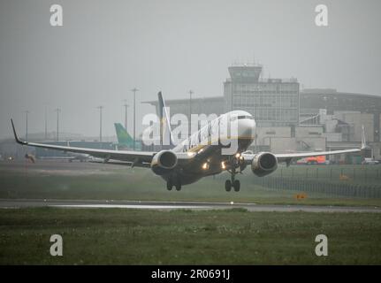 Cork Airport, Cork, Irland. 07. Mai 2023. Eine Ryanair Boeing 737 fährt die Startbahn vor Sonnenaufgang entlang, die an einem nebeligen Morgen vom Flughafen Cork, Cork, Irland nach London Stanstead fährt. David Creedon/Alamy Live News Stockfoto