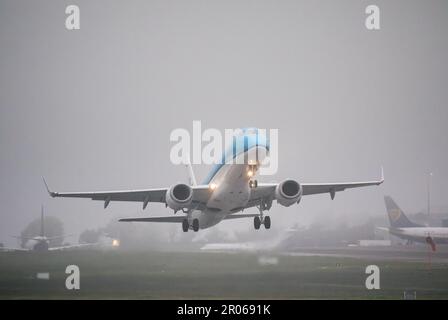 Cork Airport, Cork, Irland. 07. Mai 2023. An einem nebligen Morgen startet ein KLM Embraer 190 vom Flughafen Cork, Irland nach Amsterdam. David Creedon/Alamy Live News Stockfoto