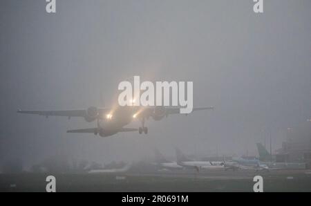 Cork Airport, Cork, Irland. 07. Mai 2023. An einem nebeligen Morgen startet ein Aer Lingus Airbus A320 vom Flughafen Cork, Irland, nach Amsterdam. David Creedon/Alamy Live News Stockfoto