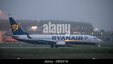 Cork Airport, Cork, Irland. 07. Mai 2023. Eine Ryanair Boeing 737 rast vor Sonnenaufgang von Cork, Cork, Irland, nach Lanzarote an einem nebeligen Morgen. David Creedon/Alamy Live News Stockfoto