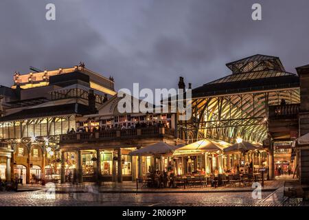 LONDON, Großbritannien - 15. OKTOBER 2008: Blick auf die Covent Garden Piazza in einer regnerischen Nacht Stockfoto