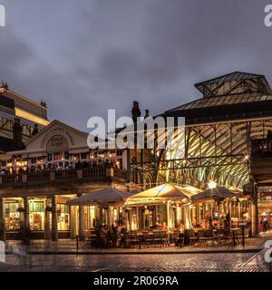 LONDON, Großbritannien - 15. OKTOBER 2008: Blick auf die Covent Garden Piazza in einer regnerischen Nacht Stockfoto