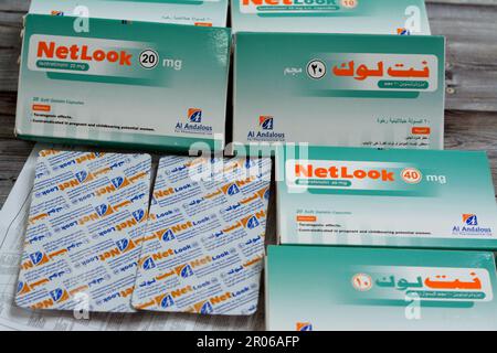 Kairo, Ägypten, Mai 2 2023: NetLook Weichgelatinekapseln, Isotretinoin ist ein oral verschreibungspflichtiges Medikament, das Talgdrüsen beeinflusst und verwendet wird, um Stockfoto