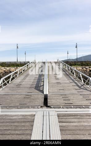 Dock-Rampe aus Aluminium und Holz. Bootssteg. Speicherplatz kopieren Stockfoto