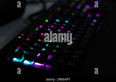Corsair Mechanical Gaming-Tastatur mit RGB-Leuchten am Büroschreibtisch Stockfoto