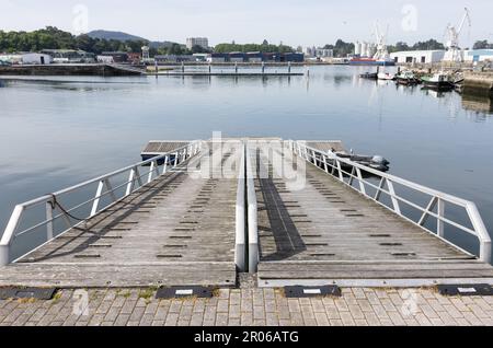 Dock-Rampe aus Aluminium und Holz. Bootssteg Stockfoto