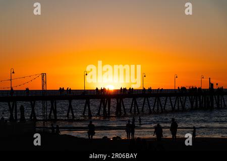 Glenelg Jetty und Sonnenuntergang am Strand in Glenelg, Südaustralien Stockfoto