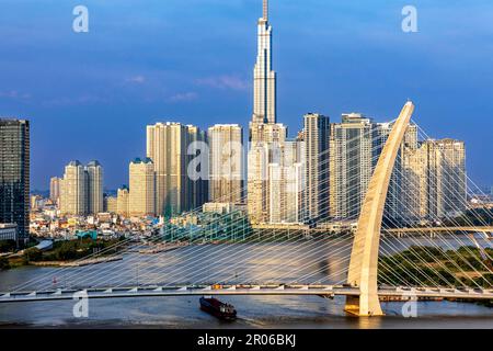 Blick auf die Thu Thiem Bridge, Saigon River und Landmark 81, Ho Chi Minh City, Vietnam Stockfoto