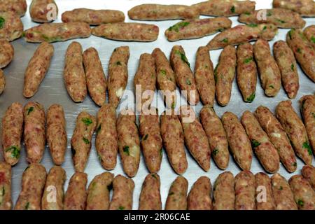 Shish Kofta, eine Art Kebab-Kufta, Hackfleisch, Hammel, Kalb oder Rindfleisch oder eine Mischung aus diesen Fleischsorten, gemischt mit Kräutern, Petersilie und Minze und Grill Stockfoto
