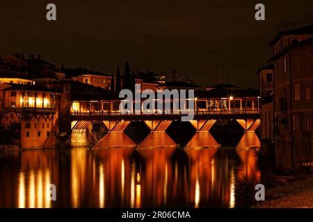 Ponte degli Alpini in einer Sommernacht im Bassano del Grappa (VI) Stockfoto