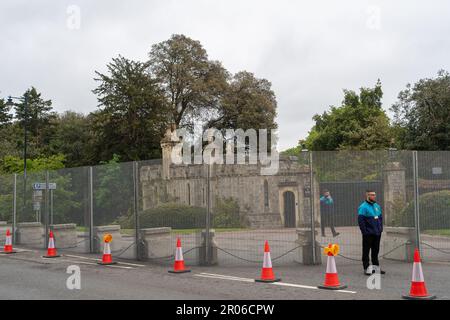 Windsor, Berkshire, Großbritannien. 7. Mai 2023. Ein Stahlring wurde heute vor dem Konzert um Windsor herum aufgestellt. Das Krönungskonzert wird heute Abend das Privatgelände von Windsor Castle besichtigen. 20.000 Ticketbesitzer stehen auf dem langen Spaziergang vor dem Konzert in der Schlange. Kredit: Maureen McLean/Alamy Live News Stockfoto