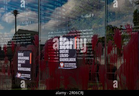 Berlin, Deutschland. 07. Mai 2023. Klimaktivisten protestieren am Denkmal "Grundgesetz 49". Kredit: Paul Zinken/dpa/Alamy Live News Stockfoto