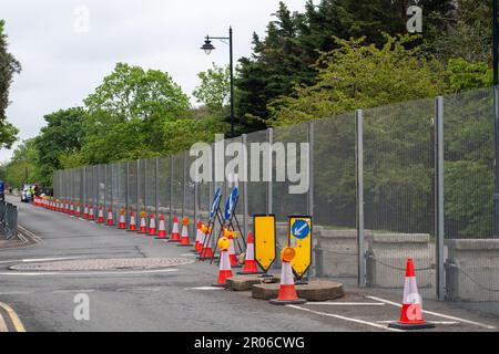 Windsor, Berkshire, Großbritannien. 7. Mai 2023. Ein Stahlring wurde heute vor dem Konzert um Windsor herum aufgestellt. Das Krönungskonzert wird heute Abend das Privatgelände von Windsor Castle besichtigen. 20.000 Ticketbesitzer stehen auf dem langen Spaziergang vor dem Konzert in der Schlange. Kredit: Maureen McLean/Alamy Live News Stockfoto