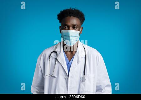 Porträt eines jungen, gutaussehenden schwarzen Arztes mit Gesichtsmaske Stockfoto