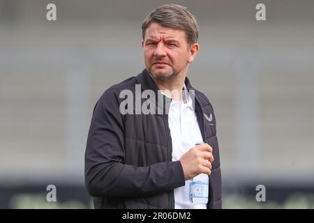 Mark Jackson Manager von Milton Keynes Dons kommt vor dem Sky Bet League 1 Spiel Burton Albion vs MK Dons im Pirelli Stadium, Burton Upon Trent, Großbritannien, 7. Mai 2023 (Foto von Gareth Evans/News Images) Stockfoto