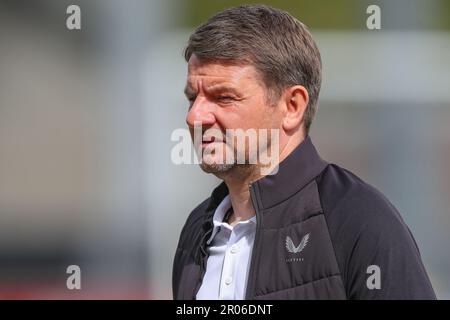 Mark Jackson Manager von Milton Keynes Dons kommt vor dem Sky Bet League 1 Spiel Burton Albion vs MK Dons im Pirelli Stadium, Burton Upon Trent, Großbritannien, 7. Mai 2023 (Foto von Gareth Evans/News Images) Stockfoto