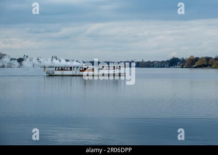 Hamburg, Deutschland - 03 09 2023: Der Museumsdampfer St. Georg an der Alster in Hamburg Stockfoto