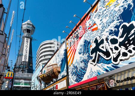 Restaurants und Geschäfte im Viertel Shinsekai zusammen mit dem Tsutenkaku Tower (Osaka, Japan) Stockfoto