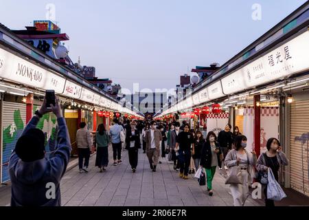 Touristen im Sensoji-Tempel in Asakusa/Tokio (Mai 2023) Stockfoto