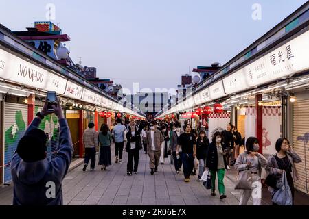 Touristen im Sensoji-Tempel in Asakusa/Tokio (Mai 2023) Stockfoto