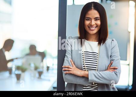 Ich habe keinen Erfolg, weil ich mich darauf konzentriert habe, mein Bestes zu geben. Porträt einer schönen jungen Geschäftsfrau am Arbeitsplatz. Stockfoto