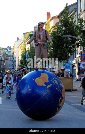 Straßentheater-Festival. Auf der Straße umherwandern. Aurillac, Cantal, Frankreich Stockfoto