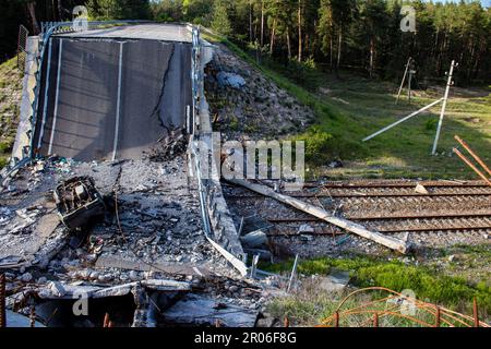 Auf der Lyman-Straße wurde die Brücke absichtlich von der ukrainischen Armee in die Luft gesprengt, um die russischen Eindringlinge daran zu hindern, sich auf die Lyman-Straße zu bewegen. T Stockfoto