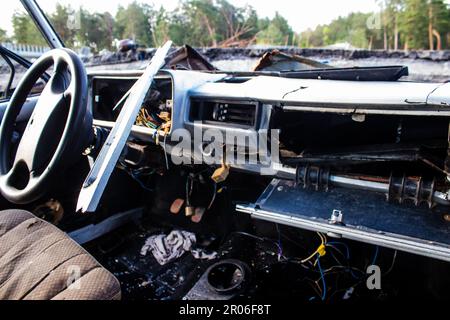 Auf der Lyman-Straße wurde ein ziviles Auto von russischen Soldaten vor der Brücke zerstört, die absichtlich von der ukrainischen Armee in die Luft gesprengt wurde, um sie zu verhindern Stockfoto