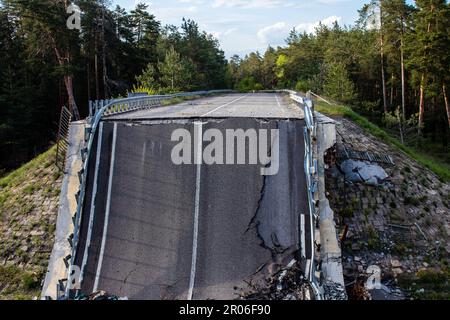 Auf der Lyman-Straße wurde die Brücke absichtlich von der ukrainischen Armee in die Luft gesprengt, um die russischen Eindringlinge daran zu hindern, sich auf die Lyman-Straße zu bewegen. T Stockfoto