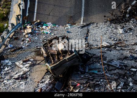 Auf der Lyman-Straße wurde die Brücke absichtlich von der ukrainischen Armee in die Luft gesprengt, um die russischen Eindringlinge daran zu hindern, sich auf die Lyman-Straße zu bewegen. T Stockfoto